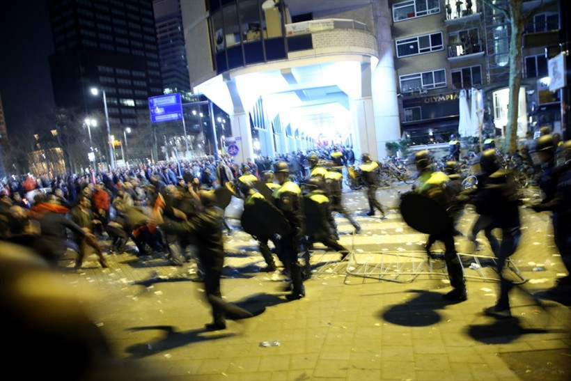 Hollanda'da Türk vatandaşlarına polis köpekli müdahale! - Resim: 3