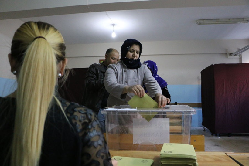Türkiye yeni anayasayı oyluyor! Sandık başından kareler  - Resim: 1