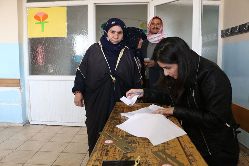 Türkiye yeni anayasayı oyluyor! Sandık başından kareler  - Resim: 2