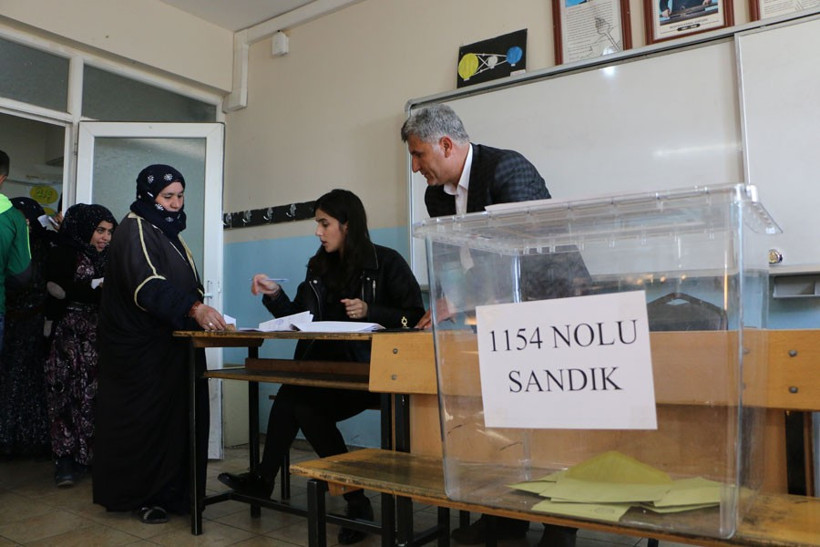 Türkiye yeni anayasayı oyluyor! Sandık başından kareler  - Resim: 3