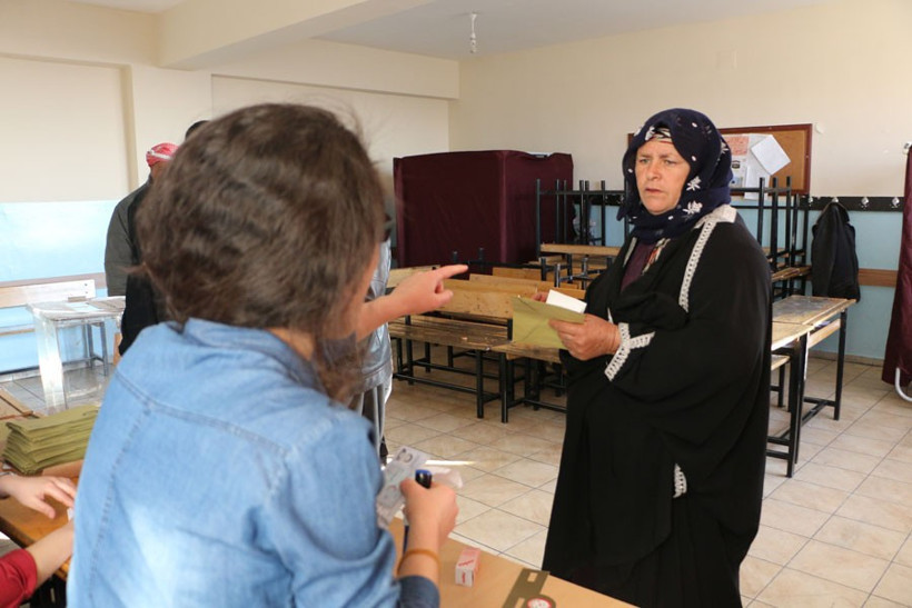 Türkiye yeni anayasayı oyluyor! Sandık başından kareler  - Resim: 4