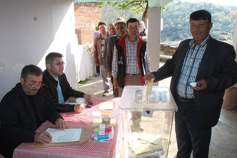 Bu mahallede oy verme işlemi 12 dakika sürdü - Resim: 1