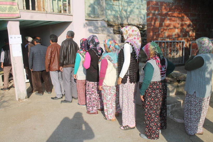 Bu mahallede oy verme işlemi 12 dakika sürdü - Resim: 2