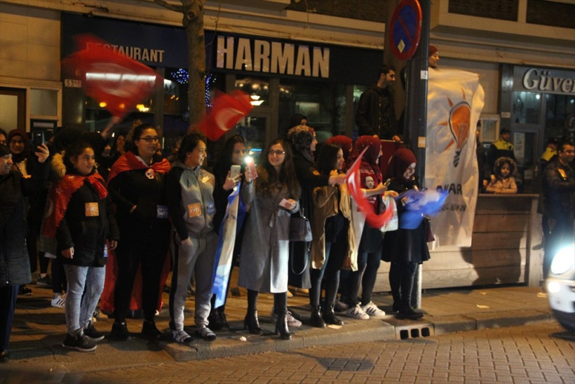 Hollanda’nın göbeğinde evet böyle kutlandı! Göğüslerini gere gere  - Resim: 2