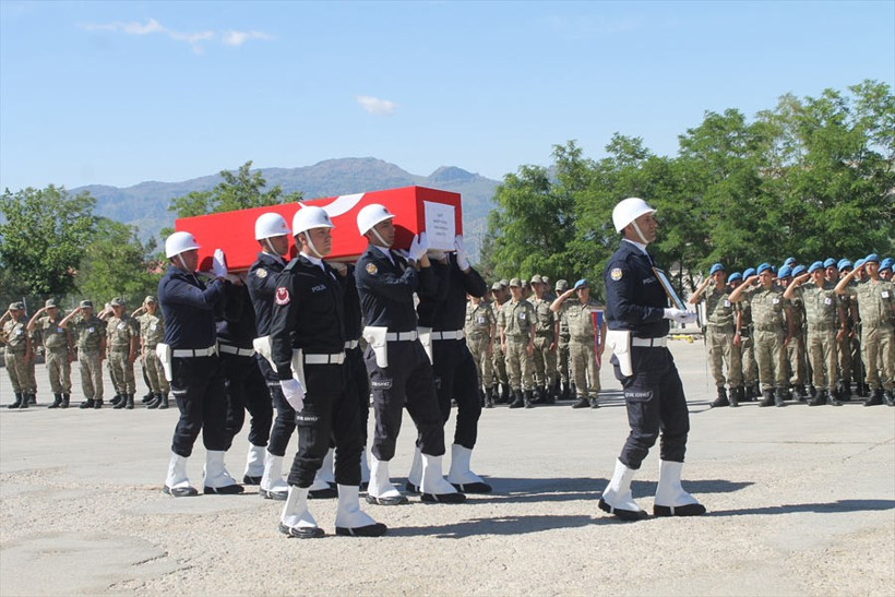 Şehidin başından bir an bile ayrılmadılar bakın onlar kim - Resim: 3