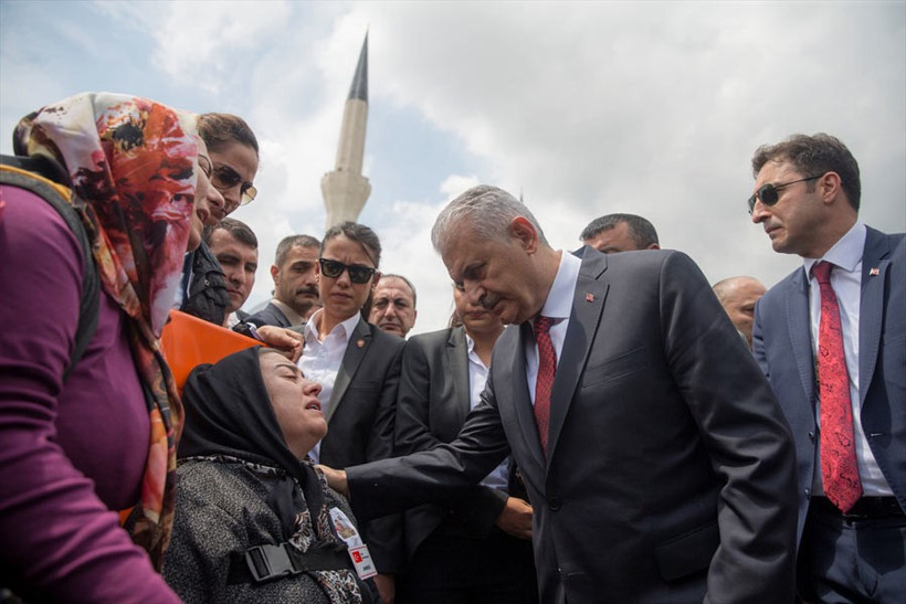 Şemdinli şehidinin cenaze töreninde dikkat çeken kare - Resim: 2