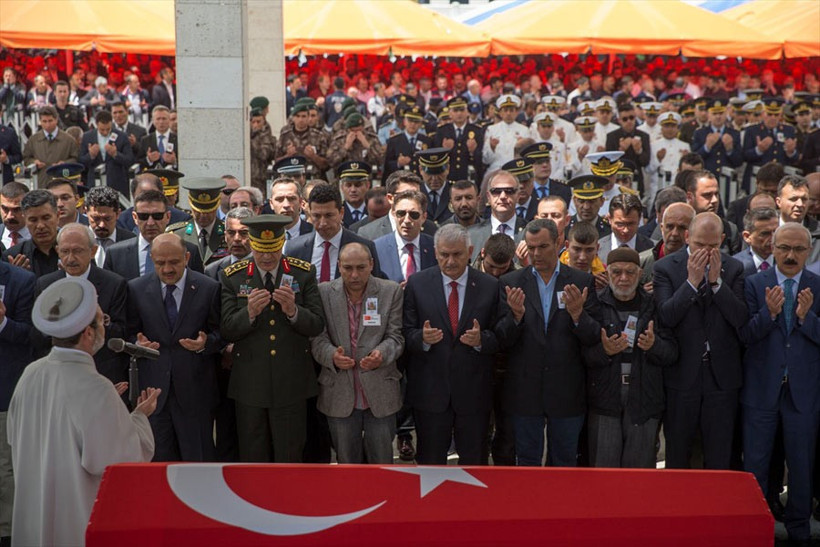 Şemdinli şehidinin cenaze töreninde dikkat çeken kare - Resim: 3