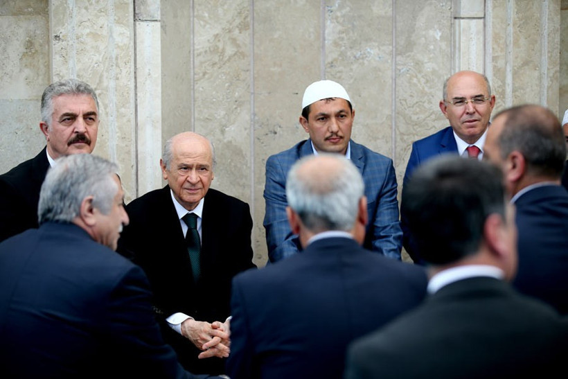 Devlet Bahçeli Ülkücü şehitler için namaz kıldı dua etti - Resim: 4