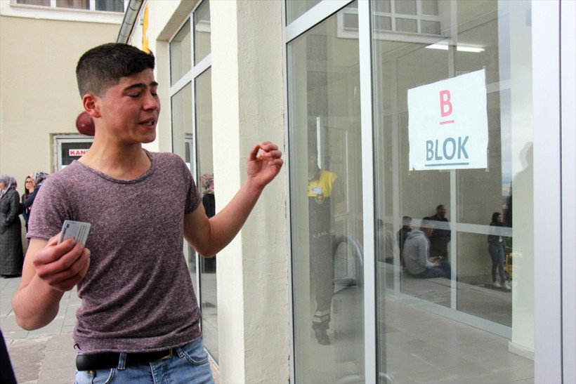 LYS 2017 sınavına geç kaldı kapıda perişan oldu - Resim: 2