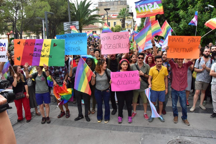 LGBT İzmir'de beşinci kez yürüdü - Resim: 2
