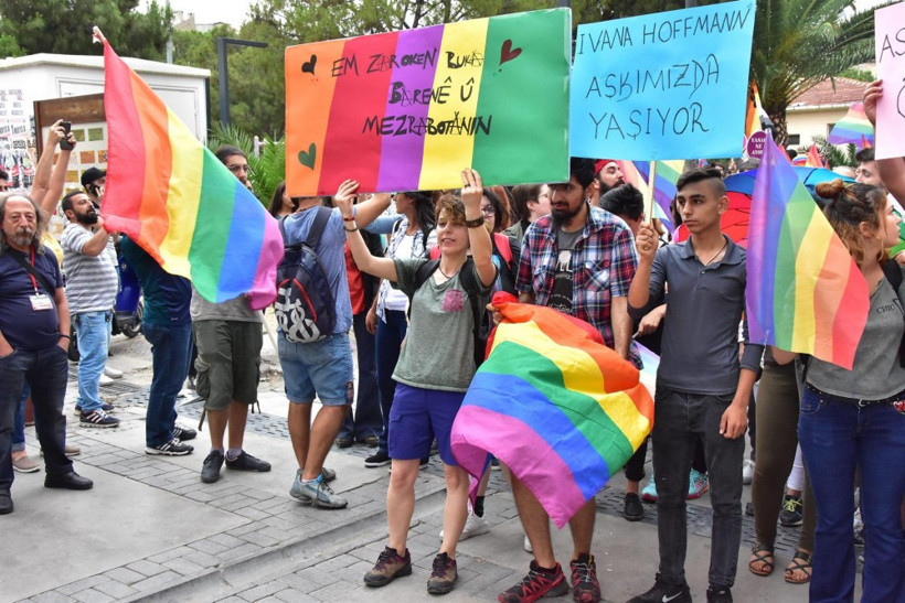 LGBT İzmir'de beşinci kez yürüdü - Resim: 3