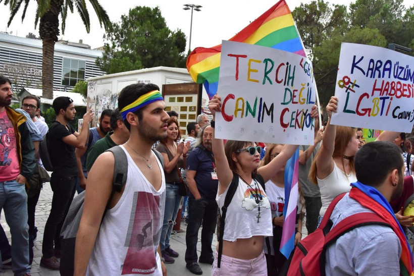 LGBT İzmir'de beşinci kez yürüdü - Resim: 4