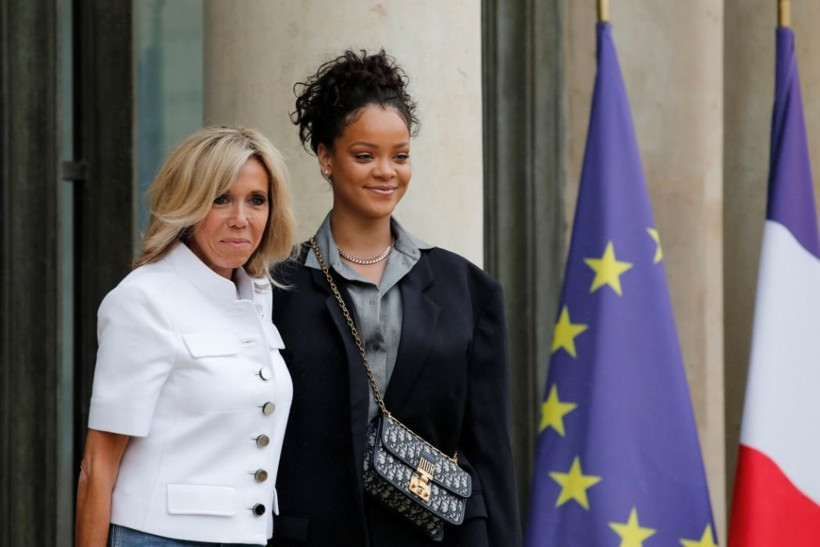 Sütyensiz kıyafetlerden sonra Rihanna babasının ceketini giydi! - Resim: 1