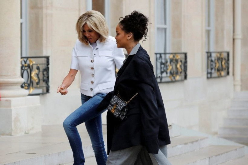 Sütyensiz kıyafetlerden sonra Rihanna babasının ceketini giydi! - Resim: 2