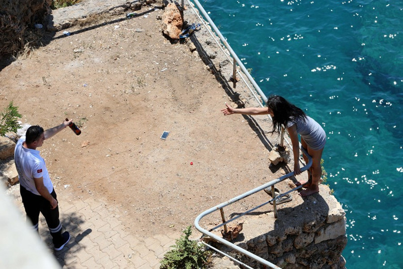 Denize atlayan genç kızı tişörtünden yakaladı ama tutamadı! Saniye saniye o anlar - Resim: 1