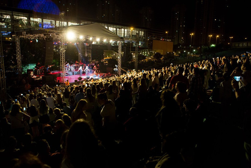 Hadise dantel kıyafeti ile büyüledi - Resim: 4