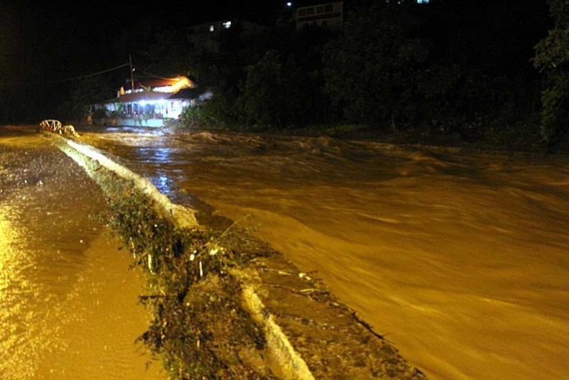 Araçlar suya gömüldü evler boşaltıldı - Resim: 3