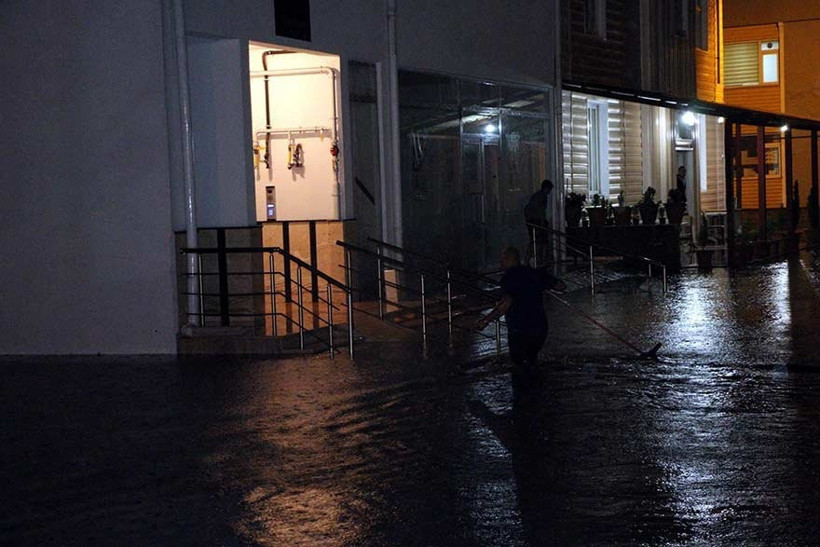 Araçlar suya gömüldü evler boşaltıldı - Resim: 4