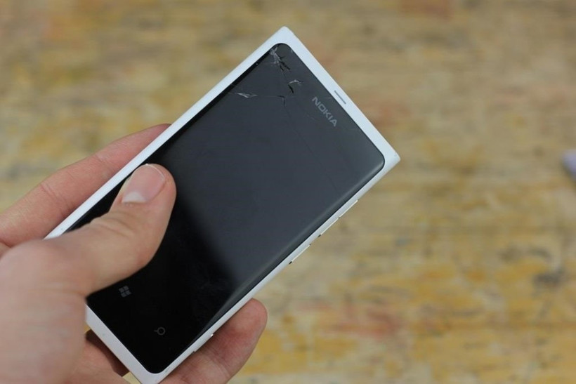 Kadınlar  çatlak telefonlu erkeklere bakmıyor - Resim: 4