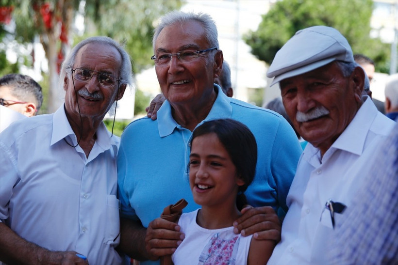 Deniz Baykal kendi elleriyle baklava yedirdi! - Resim: 2