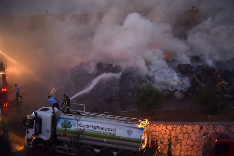 Korkutan yangın her yeri sardı, itfaiyeciler zor anlar yaşadı! - Resim: 2