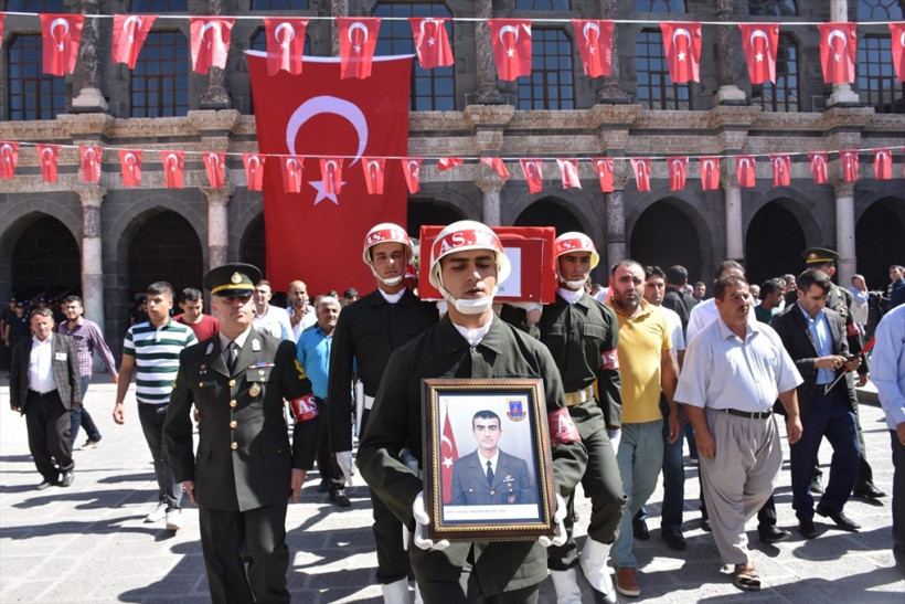 Şehit kızı yürekleri dağladı! Babasının fotoğrafını göğsüne bastırıp... - Resim: 1