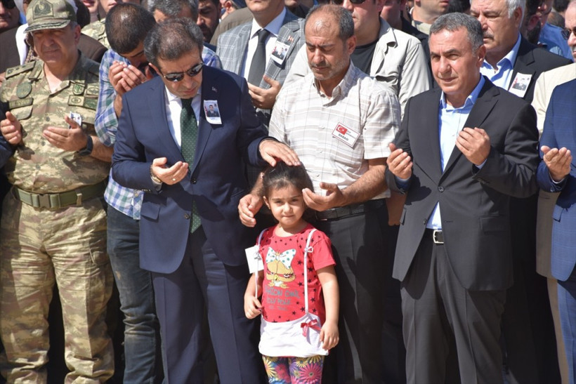 Şehit kızı yürekleri dağladı! Babasının fotoğrafını göğsüne bastırıp... - Resim: 2