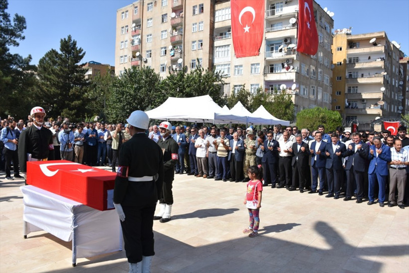 Şehit kızı yürekleri dağladı! Babasının fotoğrafını göğsüne bastırıp... - Resim: 3