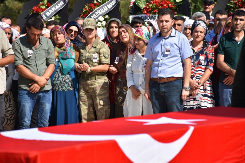 Şehit kızı yürekleri dağladı! Babasının fotoğrafını göğsüne bastırıp... - Resim: 4