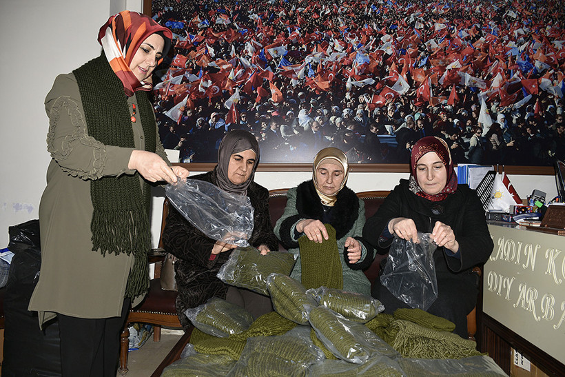 Mehmetçiğe destek için  ilmek ilmek örüyorlar - Resim: 1