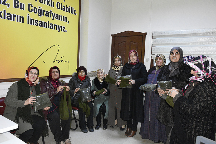 Mehmetçiğe destek için  ilmek ilmek örüyorlar - Resim: 2