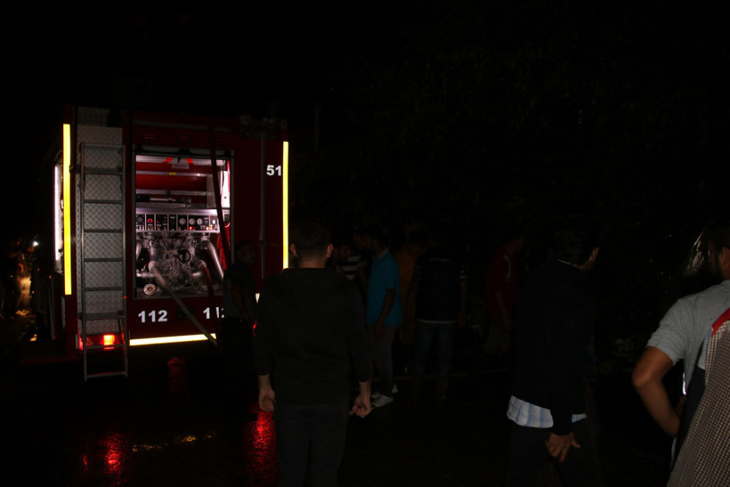 Yıldırımın düştüğü ev alev alev yandı - Resim: 3