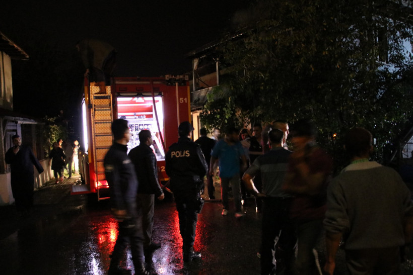 Yıldırımın düştüğü ev alev alev yandı - Resim: 4