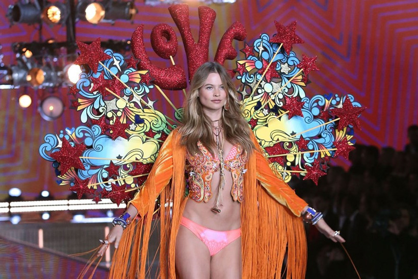 Behati Prinsloo, Victoria's Secret podyumuna geri dönüyor! - Resim: 2