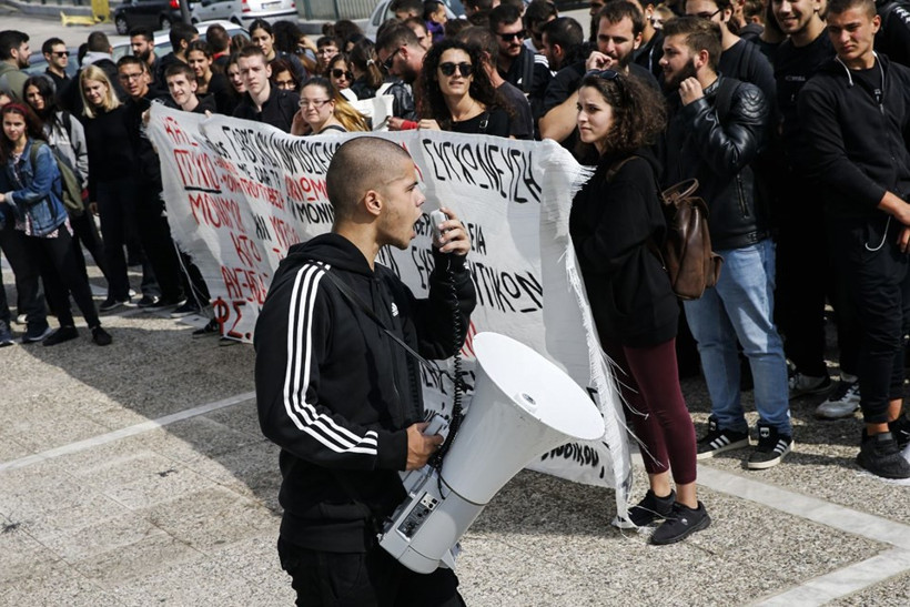 Yunanistan’da liseliler eğitim bakanının makamını bastı - Resim: 1