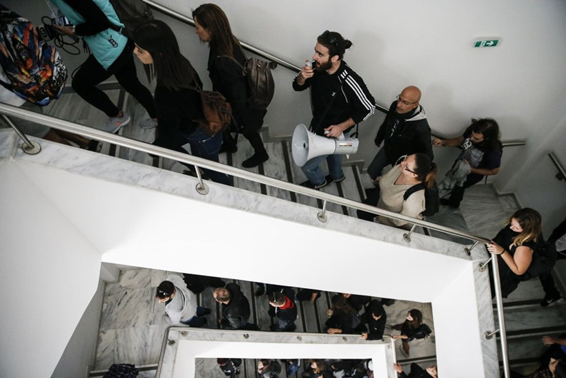 Yunanistan’da liseliler eğitim bakanının makamını bastı - Resim: 3