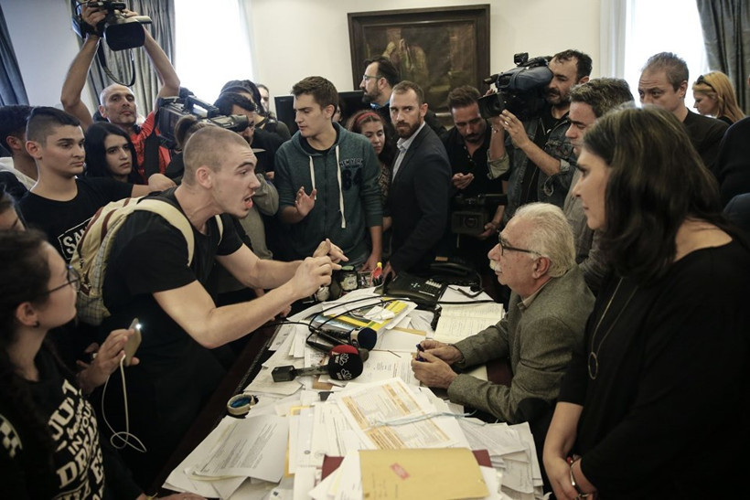 Yunanistan’da liseliler eğitim bakanının makamını bastı - Resim: 4