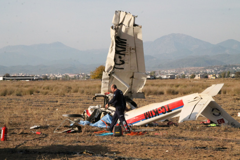 Antalya'da eğitim uçağı düştü! - Resim: 4