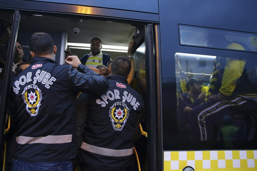 Fenerbahçeliler stada böyle geldi: Gözaltılar var! - Resim: 4
