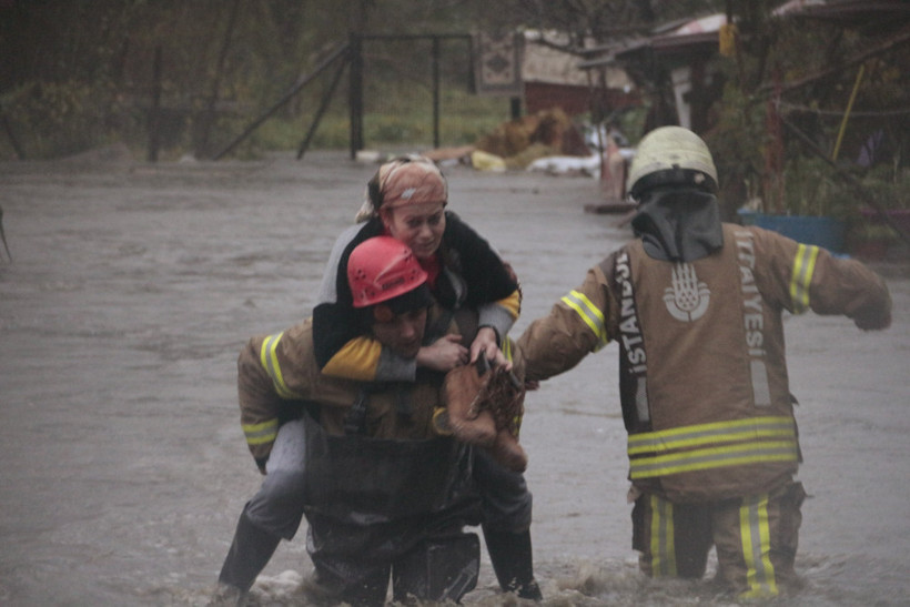 Sarıyer’de dere taştı evleri su bastı! İşte selden kareler - Resim: 1