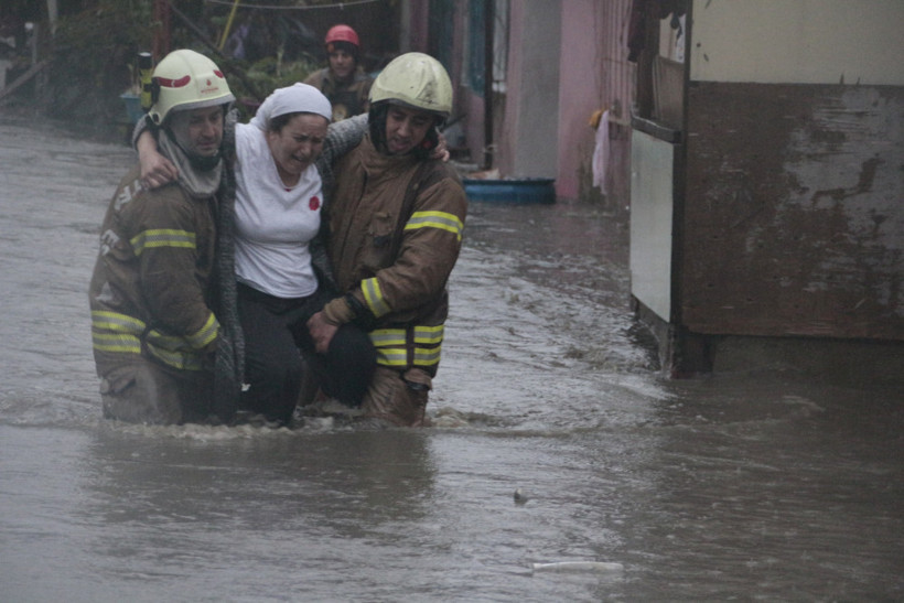 Sarıyer’de dere taştı evleri su bastı! İşte selden kareler - Resim: 2