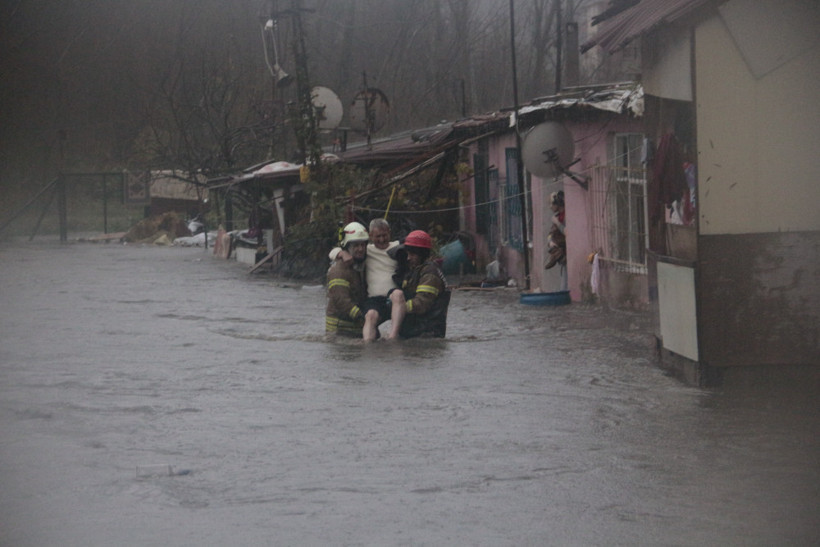 Sarıyer’de dere taştı evleri su bastı! İşte selden kareler - Resim: 3