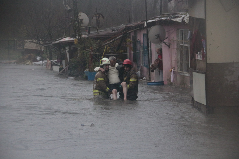 Sarıyer’de dere taştı evleri su bastı! İşte selden kareler - Resim: 4