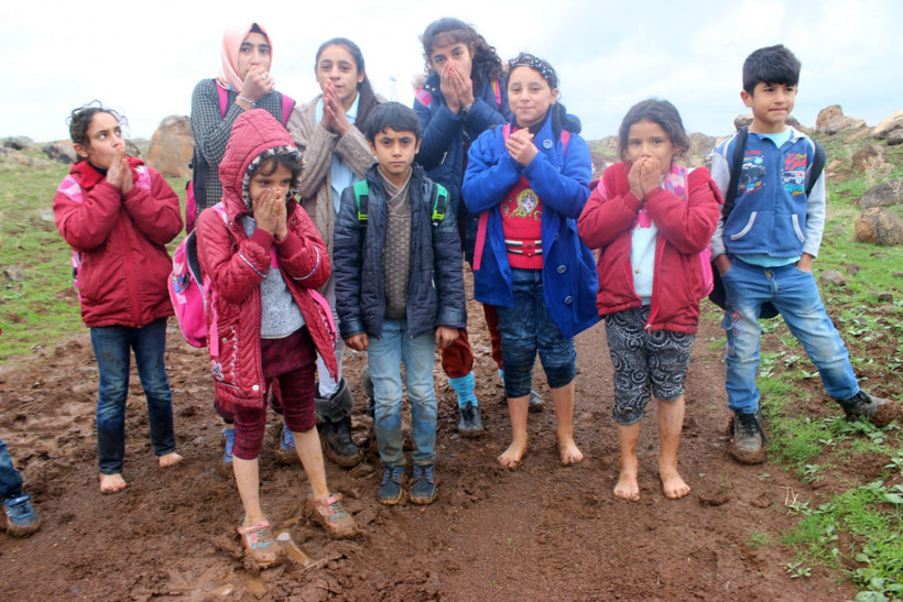 Siverek'te öğrenciler eşek sırtında çıplak ayakla okula gidiyor - Resim: 1