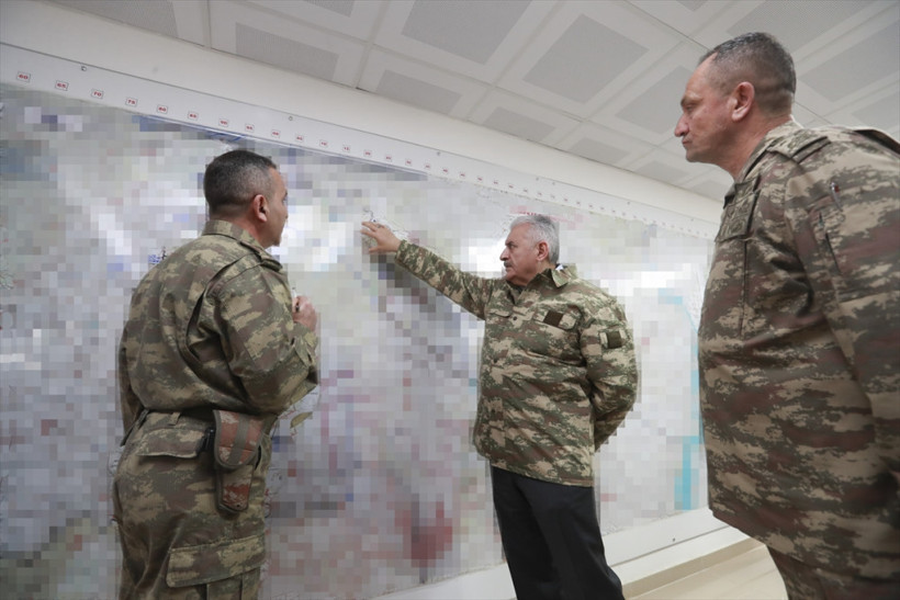 Başbakan sıcak bölgede komutandan brifing aldı - Resim: 2