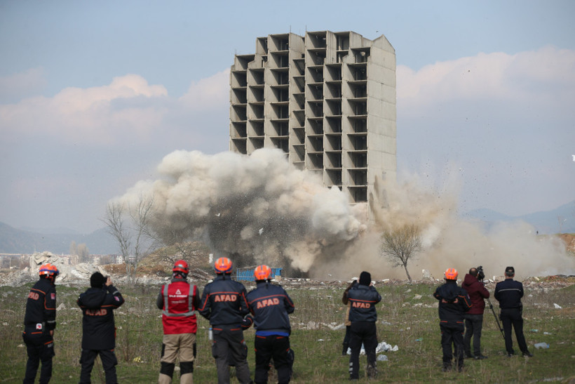 Bu binayı 300 kiloluk dinamit yıkamadı - Resim: 2