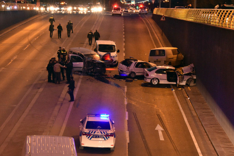 Alkollü sürücü dehşeti: 3’ü polis çok sayıda yaralı var! - Resim: 1
