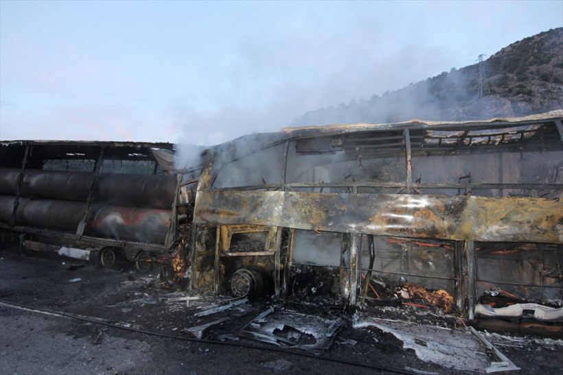 Çorum'da otobüs tıra çarptı! Ölenlerin kimlikleriyle ilgili... - Resim: 1