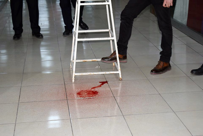 Camide korkutan olay! Tavandan akmaya başlayınca... - Resim: 2