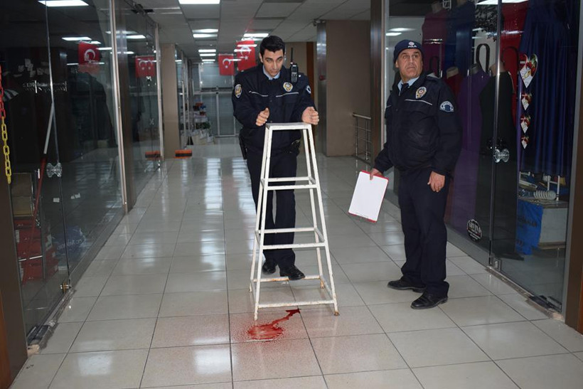 Camide korkutan olay! Tavandan akmaya başlayınca... - Resim: 3